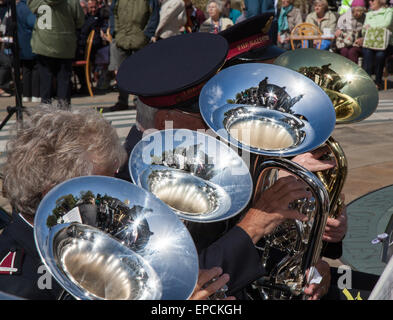 Réflexions dans les instruments de musique à Southport, Merseyside UK, 16th mai 2015.150 ans de l'Armée du Salut.2015 marque le 150th anniversaire de l'Armée du Salut.Le mouvement a été lancé par les pionniers William et Catherine Booth dans l'est de Londres en 1865.Le corps Southport de l'Armée du Salut a invité des sauveteurs et d'autres à faire des collectes de fonds, avec une série d'événements dans le centre-ville, dont des choeurs massés et des mars. Banque D'Images