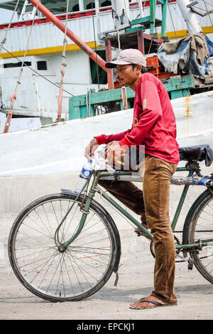 Heri (43 ans) de Demak, Central Java. Il s'agit d'un vélo taxi rider, localement appelé "ojek sepeda' pendant 10 ans, qui est basé en face de la gare de la ville tous les jours du matin à l'après-midi, avec un revenu moyen de RP. 80 000, ce qui est obtenu à partir de certains passagers. La route suivie est de Mangga Dua, Pluit, Sunda Kelapa et Pasar Pagi et alternative pour les transports à courte distance dans la capitale de l'Indonésie. (Photo par Garry Andrew Lotulung / Pacific Press) Banque D'Images