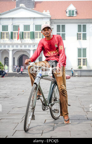 Heri (43 ans) de Demak, Central Java. Il s'agit d'un vélo taxi rider, localement appelé "ojek sepeda' pendant 10 ans, qui est basé en face de la gare de la ville tous les jours du matin à l'après-midi, avec un revenu moyen de RP. 80 000, ce qui est obtenu à partir de certains passagers. La route suivie est de Mangga Dua, Pluit, Sunda Kelapa et Pasar Pagi et alternative pour les transports à courte distance dans la capitale de l'Indonésie. (Photo par Garry Andrew Lotulung / Pacific Press) Banque D'Images