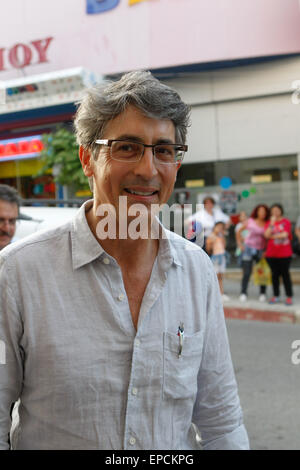 Aigio, Péloponnèse, Grèce. 15 mai, 2015. Le primé réalisateur Alexander Payne est venu avec sa mère Peggy sur leur lieu d'origine d'Aigio. Il est l'un des principaux représentant de la 7ème Art, qui n'oublie jamais son lieu d'origine, indiquant à chaque occasion sa fierté de sa descente et la dynamique exercée par son héritage grec. Sa ville d'Aigio, a décidé de lui rendre hommage pour sa contribution au cinéma. © Vafeiadakis Aristidis/ZUMA/Alamy Fil Live News Banque D'Images