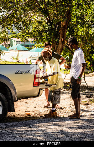 Vendeur de noix de coco, Long Bay Beach, Antigua Banque D'Images