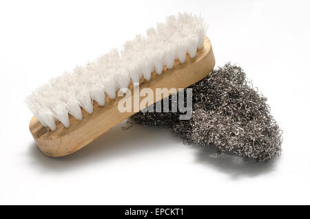 Brosse de lavage sale et la laine d'acier sur fond blanc Banque D'Images