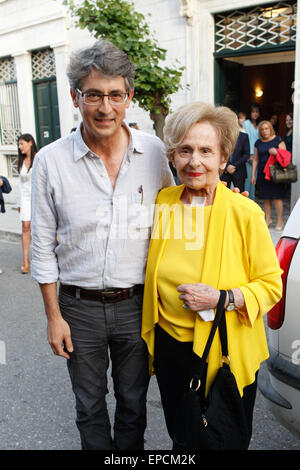 Aigio, Péloponnèse, Grèce. 15 mai, 2015. Le primé réalisateur Alexander Payne est venu avec sa mère Peggy sur leur lieu d'origine d'Aigio. Il est l'un des principaux représentant de la 7ème Art, qui n'oublie jamais son lieu d'origine, indiquant à chaque occasion sa fierté de sa descente et la dynamique exercée par son héritage grec. Sa ville d'Aigio, a décidé de lui rendre hommage pour sa contribution au cinéma. © Vafeiadakis Aristidis/ZUMA/Alamy Fil Live News Banque D'Images