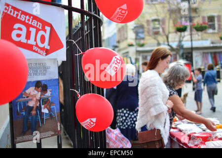 Gibraltar, 16 mai 2015 - Gibraltar's Christian Aid bénévoles dans les rues pour recueillir des fundrasing les derniers de leur initiative visant à collecter des fonds grâce à un gâteau d'un décrochage. Crédit : Stephen Ignacio/Alamy Live News Banque D'Images