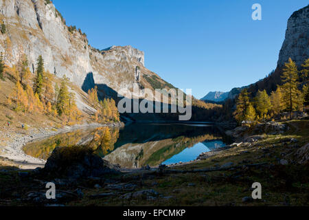 La fin de l'après-midi d'une lumière dorée et les ombres profondes en automne à Vorderer Lahngangsee Elmgrube vers Alm, Styrie, Autriche Banque D'Images