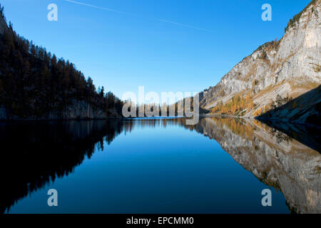 Deep blue Vorderer Lahngangsee vers lac Grundlsee avec réflexion et des parois rocheuses à l'automne la lumière, Styrie, Autriche Banque D'Images