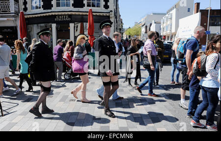 Brighton, UK. 16 mai, 2015. Brighton UK 16 mai 2015 - Deux hommes gardiens de la circulation en bas prendre part à des spectacles dans les rues de la ville, qui font partie de Brighton Fringe Festival 2015 dans la belle lumière du soleil chaude Banque D'Images