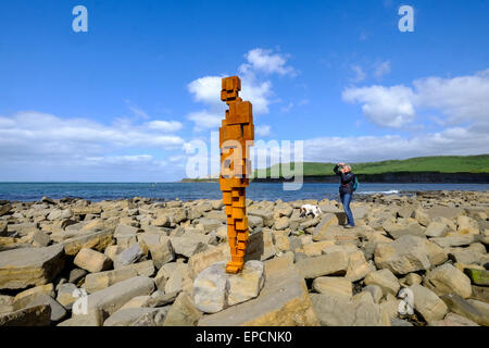 Kimmeridge, Dorset, 16 mai 2015. Antony Gormley's land statue à tour Clavell, Kimmeridge sur la côte jurassique du Dorset. La taille de la vie est l'un des cinq sculptures statues, exprimés en fer et installé à cinq sites Landmark Trust dans le cadre de l'historique du 50e anniversaire de la fiducie. Le Landmark Trust est un organisme de bienfaisance qui porte secours à la préservation des bâtiments historiques en péril et les laisse pour les vacances. Crédit : Tom Jura/Alamy Live News Banque D'Images