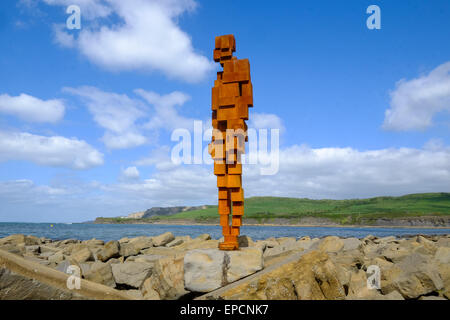 Kimmeridge, Dorset, 16 mai 2015. Antony Gormley's land statue à tour Clavell, Kimmeridge sur la côte jurassique du Dorset. La taille de la vie est l'un des cinq sculptures statues, exprimés en fer et installé à cinq sites Landmark Trust dans le cadre de l'historique du 50e anniversaire de la fiducie. Le Landmark Trust est un organisme de bienfaisance qui porte secours à la préservation des bâtiments historiques en péril et les laisse pour les vacances. Crédit : Tom Jura/Alamy Live News Banque D'Images