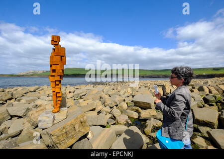 Kimmeridge, Dorset, 16 mai 2015. Antony Gormley's land statue à tour Clavell, Kimmeridge sur la côte jurassique du Dorset. La taille de la vie est l'un des cinq sculptures statues, exprimés en fer et installé à cinq sites Landmark Trust dans le cadre de l'historique du 50e anniversaire de la fiducie. Le Landmark Trust est un organisme de bienfaisance qui porte secours à la préservation des bâtiments historiques en péril et les laisse pour les vacances. Crédit : Tom Jura/Alamy Live News Banque D'Images