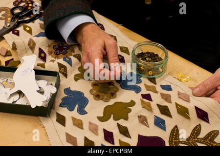 Fabrication d'un costume pour le carnaval dans Flinserl Bad Aussee, Styrie, Autriche Banque D'Images