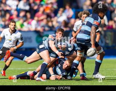 Cardiff, Pays de Galles. 16 mai, 2015. Guinness Pro12. Cardiff Blues versus zèbre. Cardiff Blues Lloyd Williams passe le ballon. Credit : Action Plus Sport/Alamy Live News Banque D'Images