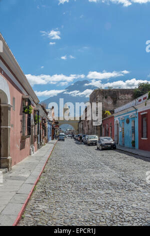 L'Arco de Santa Catalina Santa Catalina ou Arch à Antigua Guatemala avec Volcan de Agua dans la distance. Banque D'Images