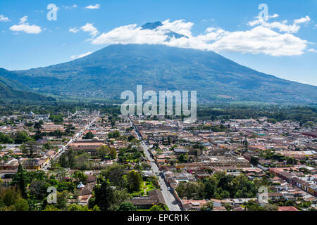 Vue aérienne de Antigua Guatemala avec Volcan de Agua dans la distance. Banque D'Images
