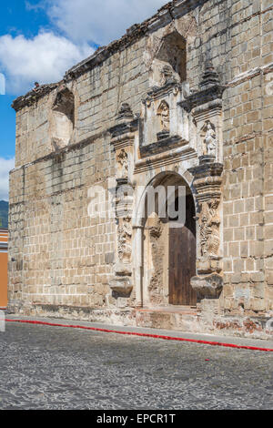 Ruines de l'église catholique à Antigua Guatemala avec un travailleur sur le toit. Banque D'Images