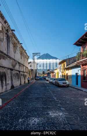 Vue sur les maisons et volcan lointain dans Antigua Guatemala Banque D'Images