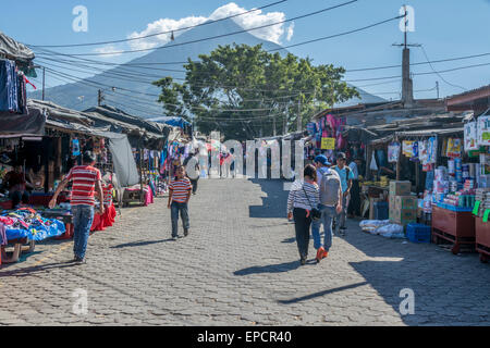 Marché en Antigua avec Volcan Aqua dans la distance à Antigua Guatemala Banque D'Images