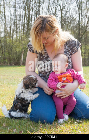 Mère est d'avoir un voyage avec le bébé et le chien à l'extérieur Banque D'Images