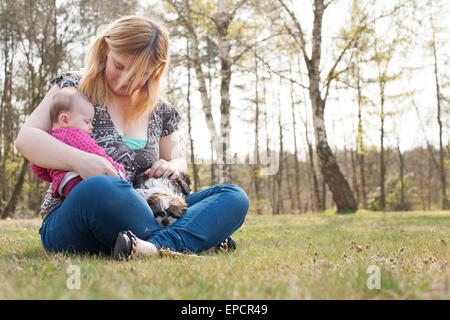 Mère est d'avoir un voyage avec le bébé et le chien à l'extérieur Banque D'Images