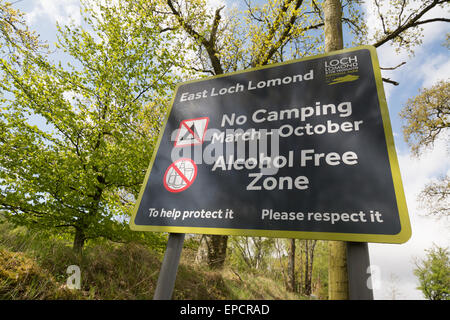 Inscrivez-vous dans le Loch Lomond et les Trossachs National Park montrant pas de camping ou de l'alcool sur le côté est du lac pendant la saison estivale Banque D'Images