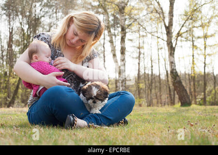 Mère est d'avoir un voyage avec le bébé et le chien à l'extérieur Banque D'Images