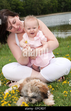 Mère et sa fille ont un temps agréable Banque D'Images