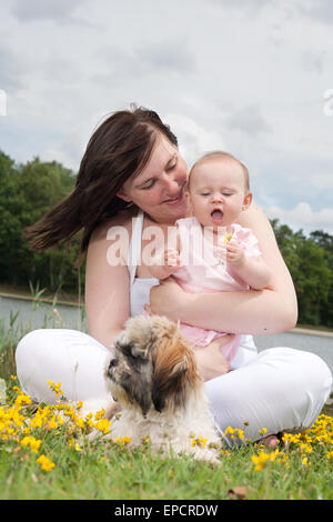 Mère et sa fille ont un temps agréable Banque D'Images