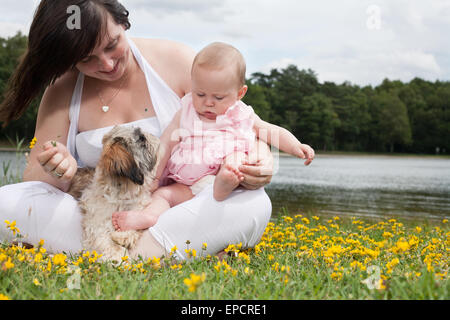 Mère et sa fille ont un temps agréable Banque D'Images