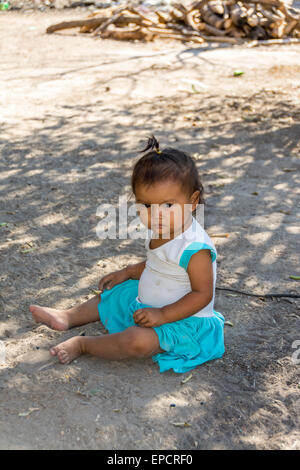 Jeune fille guatémaltèque assis sur le sol dans un village agricole à distance dans le sud du Guatemala Banque D'Images