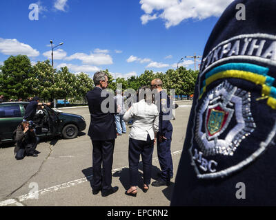 Kiev, Ukraine. 16 mai, 2015. Sous-secrétaire d'État aux Affaires européennes et eurasiennes Victoria Nuland parle aux membres des médias à l'occasion de sa visite à l'institut de formation des unités de police, des spécialistes de la sécurité publique, services psychologiques et la garde nationale de l'Ukraine, à Kiev, Ukraine, le 16 mai 2015. 16 mai, 2015. Au cours de sa visite en Ukraine, Nuland a rencontré le Premier ministre ukrainien Arseni Iatseniouk pour discuter de questions qui inclus "surmonter l'agression russe, ' le gouvernement ukrainien a dit. © Igor Golovniov/ZUMA/Alamy Fil Live News Banque D'Images