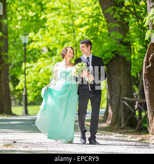 Wedding couple walking in park. Banque D'Images