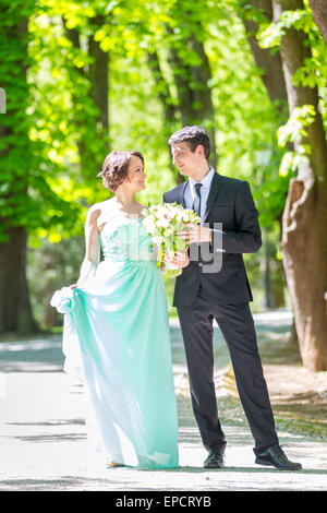 Wedding couple walking in park. Banque D'Images