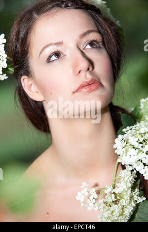 Jeune beauté femme dans la forêt avec beaux regards Banque D'Images