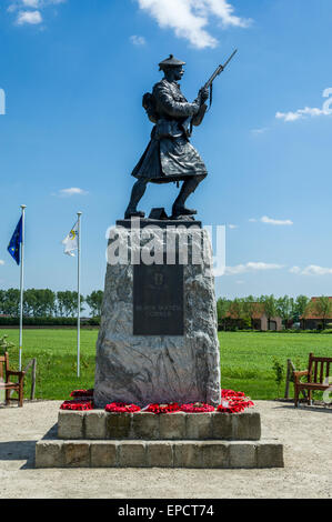 Le Black Watch Regiment Monument commémoratif du Black Watch coin près de cimetière militaire allemand de Langemark Banque D'Images