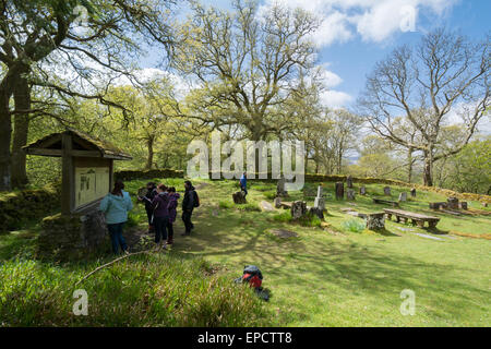 Inchcailloch, Loch Lomond, Ecosse, UK - l'apprentissage des élèves sur le cimetière - un clan ancestral MacGregor burial ground Banque D'Images
