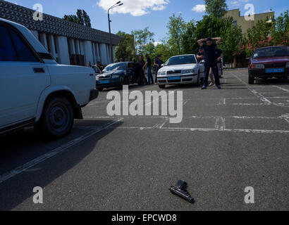 Kiev, Ukraine. 16 mai, 2015. Les étudiants de l'Institut de formation de la police de l'Ukraine sur des exercices pratiques. - Formation des futurs agents de police, des unités de police, des spécialistes de la sécurité publique, services psychologiques et la garde nationale de l'Ukraine, menée par des instructeurs américains et ukrainiens. Crédit : Igor Golovnov/Alamy Live News Banque D'Images