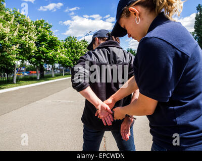 Kiev, Ukraine. 16 mai, 2015. Les étudiants de l'Institut de formation de la police de l'Ukraine sur des exercices pratiques. - Formation des futurs agents de police, des unités de police, des spécialistes de la sécurité publique, services psychologiques et la garde nationale de l'Ukraine, menée par des instructeurs américains et ukrainiens. Crédit : Igor Golovnov/Alamy Live News Banque D'Images