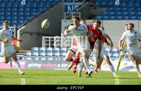 Oxford, UK. 16 mai, 2015. Aviva Premiership rugby. London Welsh contre sarrasins. Chris Wyles décharge dans l'attaquer pour mettre en place un simple run dans pour son numéro 14. Credit : Action Plus Sport/Alamy Live News Banque D'Images