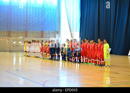 Gibraltar. 16 mai, 2015. Les équipes nationales s'aligner avant le coup d'envoi. Le Gibraltar de l'équipe nationale de futsal a battu la Suisse 2-0 à la salle de sport du tricentenaire de Gibraltar, à bord d'un sympathique futsal international international . Crédit : Stephen Ignacio/Alamy Live News Banque D'Images