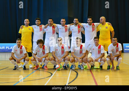 Gibraltar. 16 mai, 2015. Le Gibraltar national futsal squad. Le Gibraltar de l'équipe nationale de futsal a battu la Suisse 2-0 à la salle de sport du tricentenaire de Gibraltar, à bord d'un sympathique futsal international international . Crédit : Stephen Ignacio/Alamy Live News Banque D'Images