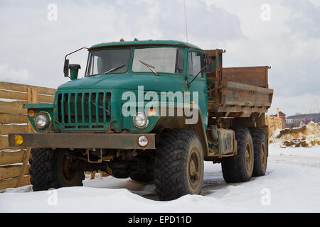 Vieux camion soviétique 'URAL-4320' dans une campagne Banque D'Images