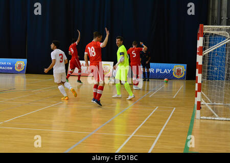 Gibraltar. 16 mai, 2015. Un attaquant côté Gibraltar mettre la Suisse sous pression dès le début. Le Gibraltar de l'équipe nationale de futsal a battu la Suisse 2-0 à la salle de sport du tricentenaire de Gibraltar, à bord d'un sympathique futsal international international . Crédit : Stephen Ignacio/Alamy Live News Banque D'Images