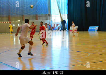 Gibraltar. 16 mai, 2015. Gibraltar a joué à travers le petit ton avec confiance dès le début, en tenant le match pour la Suisse. Le Gibraltar de l'équipe nationale de futsal a battu la Suisse 2-0 à la salle de sport du tricentenaire de Gibraltar, à bord d'un sympathique futsal international international . Crédit : Stephen Ignacio/Alamy Live News Banque D'Images