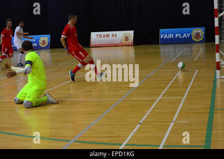 Gibraltar. 16 mai, 2015. Le Gibraltar de l'équipe nationale de futsal a battu la Suisse 2-0 à la salle de sport du tricentenaire de Gibraltar, à bord d'un sympathique futsal international international . Crédit : Stephen Ignacio/Alamy Live News Banque D'Images