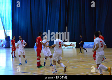 Gibraltar. 16 mai, 2015. Comme l'équipe suisse a remis en question la décision de l'arbitre pour permettre à l'objectif, Gibraltar a célébré. Le Gibraltar de l'équipe nationale de futsal a battu la Suisse 2-0 à la salle de sport du tricentenaire de Gibraltar, à bord d'un sympathique futsal international international . Crédit : Stephen Ignacio/Alamy Live News Banque D'Images