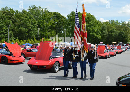 Une garde d'honneur de l'US Marine Corps à une Corvette local Car Show. Banque D'Images