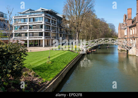 Le Pont de mathématiques à Cambridge, officiellement le pont de bois enjambe la rivière Cam dans le Queens' College Banque D'Images