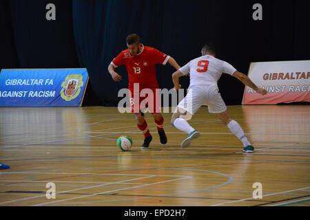 Gibraltar. 16 mai, 2015. Le match a vu les deux côtés avec les chances de marquer. Le Gibraltar de l'équipe nationale de futsal a battu la Suisse 2-0 à la salle de sport du tricentenaire de Gibraltar, à bord d'un sympathique futsal international international . Crédit : Stephen Ignacio/Alamy Live News Banque D'Images