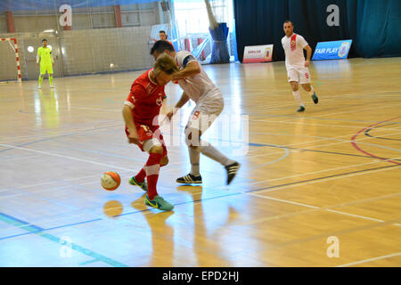 Gibraltar. 16 mai, 2015. La poussée vers l'avant essayant d'obtenir l'égaliseur. Le Gibraltar de l'équipe nationale de futsal a battu la Suisse 2-0 à la salle de sport du tricentenaire de Gibraltar, à bord d'un sympathique futsal international international . Crédit : Stephen Ignacio/Alamy Live News Banque D'Images