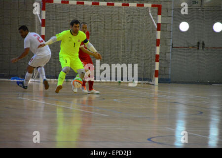 Gibraltar. 16 mai, 2015. Le côté de GIbraltar a profité de toutes les occasions de doubler leur score et mettre le match hors de portée de la Suisse. Le Gibraltar de l'équipe nationale de futsal a battu la Suisse 2-0 à la salle de sport du tricentenaire de Gibraltar, à bord d'un sympathique futsal international international . Crédit : Stephen Ignacio/Alamy Live News Banque D'Images